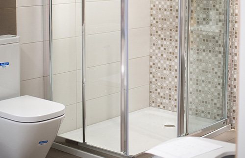 Ambiente alternativa com azulejos Cinca e loicas sanitárias Roca