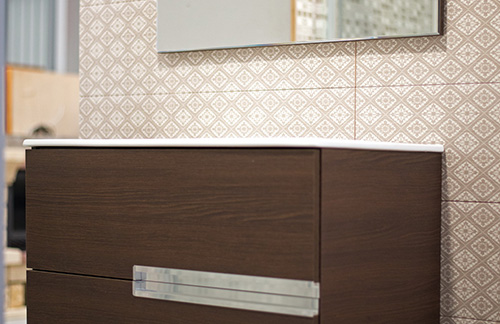 Ambiente alternativo com azulejos Cinca e loiças sanitárias Roca