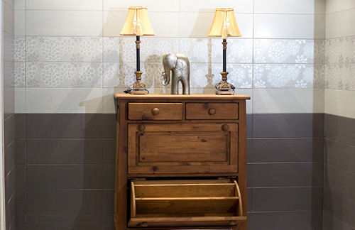 Ambiente com azulejo Revigrés e peças decoração Mobarq