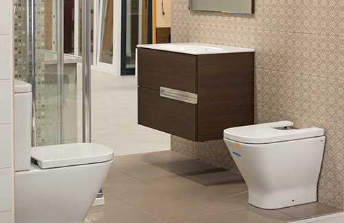 Ambiente com azulejos Cinca e loiças sanitárias Roca