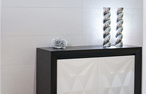 Ambiente com azulejos Porcelanosa e peças Mobarq